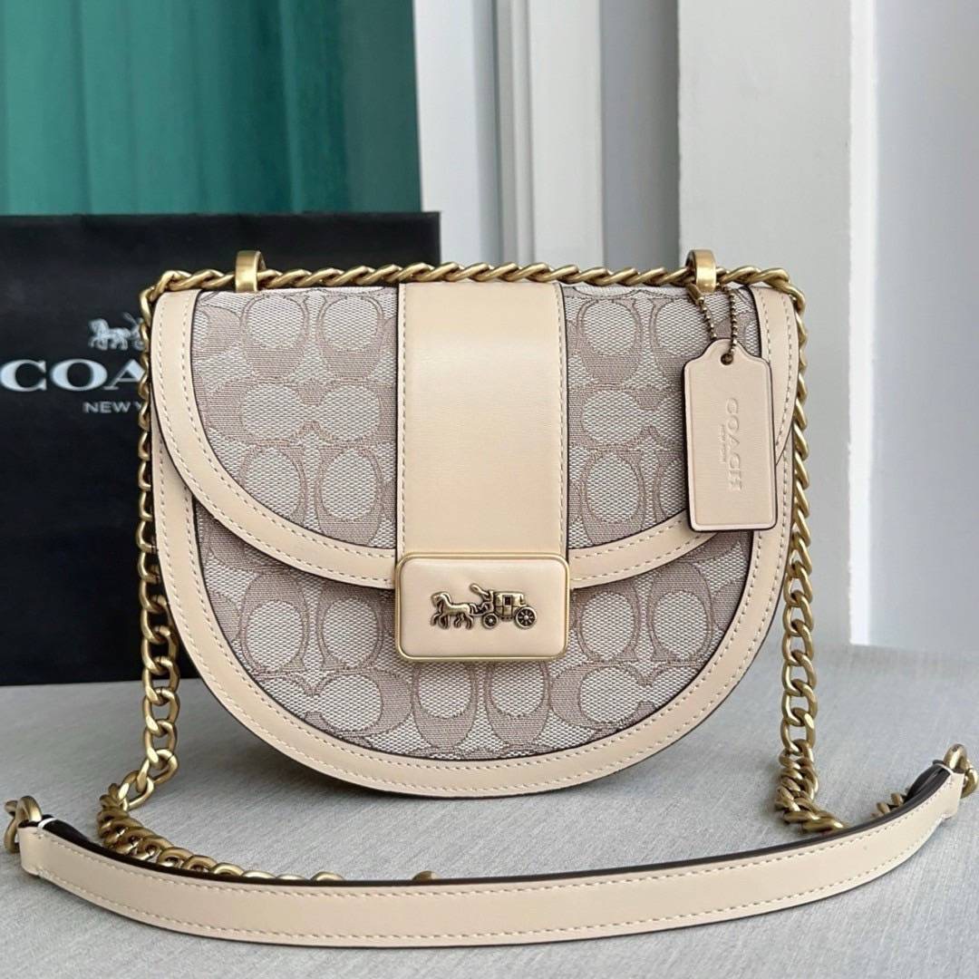 New Coach Alie Saddle Bag In Signature Jacquard งานช้อป ครอสบอดี้ได้ สะพายไหล่ได้ ใส่รุ่นพลัสได้ค่ะ น่ารัก ๆ ค่ะ อุปกรณ์ป้ายราคา ถุงผ้า