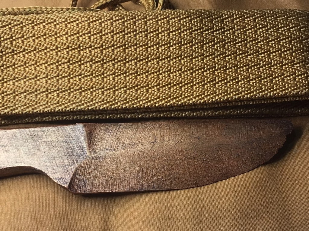 ผ้าจีวร รัดประคต และมีดไม้ (มีดแหก) ครูบาวงศ์ ได้มาจากอดีตพระวัดพระพุทธบาทห้วยต้ม ชื่อพระจอดี้ ปัจจุบัน (บันทึก เดือน พ.ค.2566) พระจอดี้ท่านสึกมาได้ 5-6 เดือนแล้ว ท่านเล่าว่าผ้าจีวรชุดนี้ ท่านได้มาประมาณปี 2537 บวก/ลบ 2-3 ปี เพราะท่านจำไม่ค่อยได้แล้ว