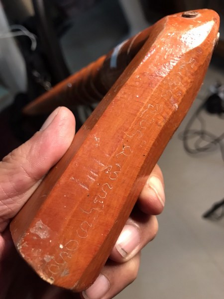 ไม้เท้าครูบาชัยยะวงศานี้ มีรอยจารของหลวงปู่ครูบาชัยยะวงศา สวยงาม ท่านรองเจ้า อาวาสท่านเป็นผู้เก็บไว้ ปัจจุบันนี้ท่านรองเจ้าอาวาสได้ไปเป็นเจ้าอาวาสในวัดที่จังหวัดตาก มา 4 ปีแล้ว (2565)