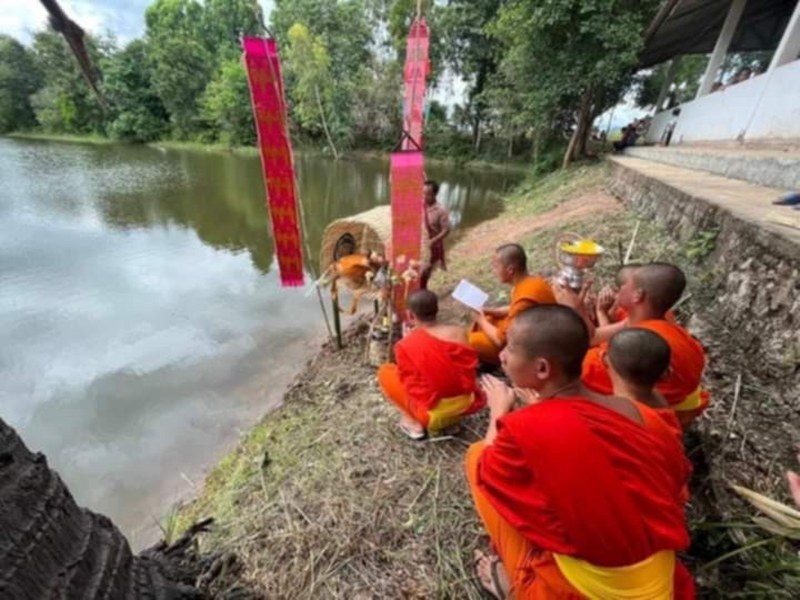 ประคำลูกลาน ครูบาชัยยะวงศา พร้อมพระเกศา จีวร ได้มาจากาคุณลุงเจพอ ชาวกระเหรี่ยงบ้านห้วยต้ม อายุเกินกว่า 60 ปี ได้มาเมื่อวันที่ 26 ก.ค. 2567 เพราะคุณลุงเจพอ มาที่วัดช่วยเตรียมงานขอฝนซึ่งจะมีขึ้นในวันที่ 28 ก.ค.2567 ซึ่งจัดพิธีตรงจุดที่เรียกว่าต้นน้ำ