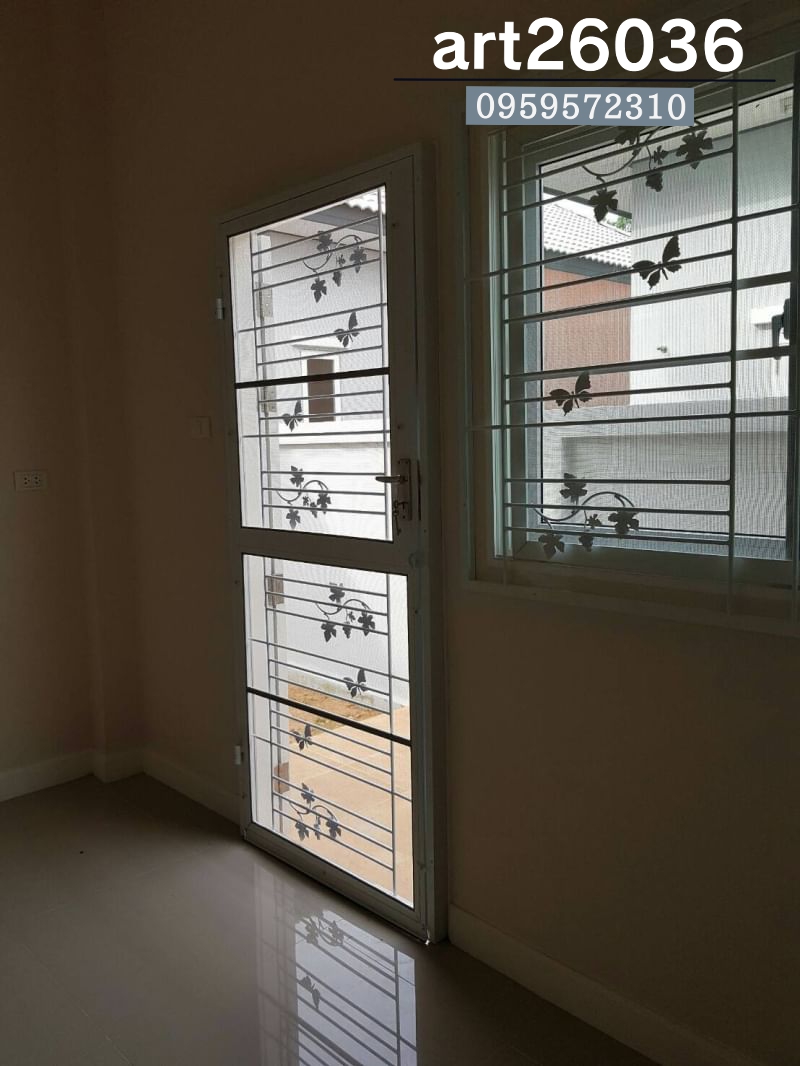 เหล็กดัดอบสีขาวผีเสื้อ พร้อมมุ้งลวด กระจกสีทะเล กระจกบานเลื่อน