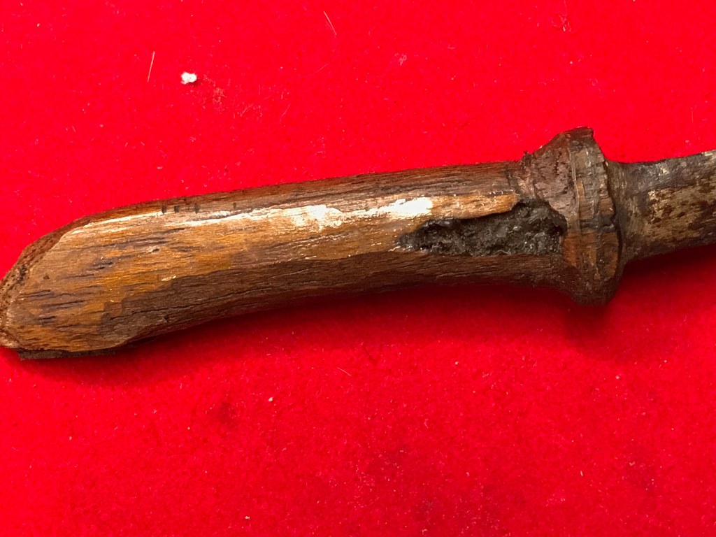 มีดหมอ มีรอยจาร และมีดทำน้ำมนต์ ครูบาชัยยะวงศา ได้มาจากลูกศิษย์ครูบาวงศ์ ปัจจุบัน อายุ 58 ปี ท่านเป็นหมอยารักษาชาวบ้านแถวนั้น ชื่อหนานวิระชัย หรือชาวบ้านเรียกว่าหมอวิระชัย เคยบวชเรียนที่วัดห้วยต้ม ตั้งแต่เป็นเณร เมื่อปี 2525 ถึงปี 2545