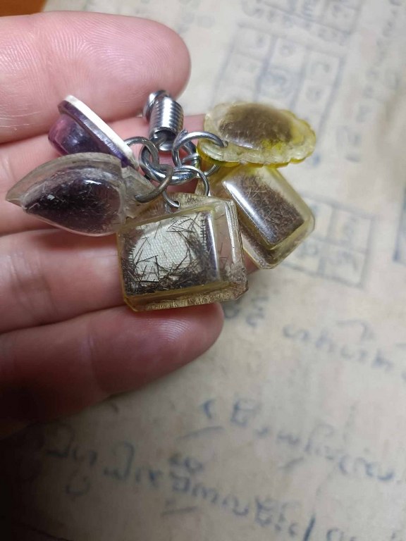 พระเกศาครูบาเจ้าศรีวิชัย และครูบาเจ้าอภิชัยขาวปี จ.ลำพูน จำนวน 5 เลี่ยมนี้ ได้มาจาก ร.ต.ต. ประดิษฐ์ อดีตนายตำรวจบ้านโฮ่ง จ.ลำพูน พระเกศาจำนวน 5 เลี่ยม ลุงประดิษฐ ์ได้มาจากผู้เฒ่าท่านหนึ่งในบ้านปวง อ.ลี้ เมื่อสมัย 30 ปีก่อน ราว ๆ พ.ศ.2532