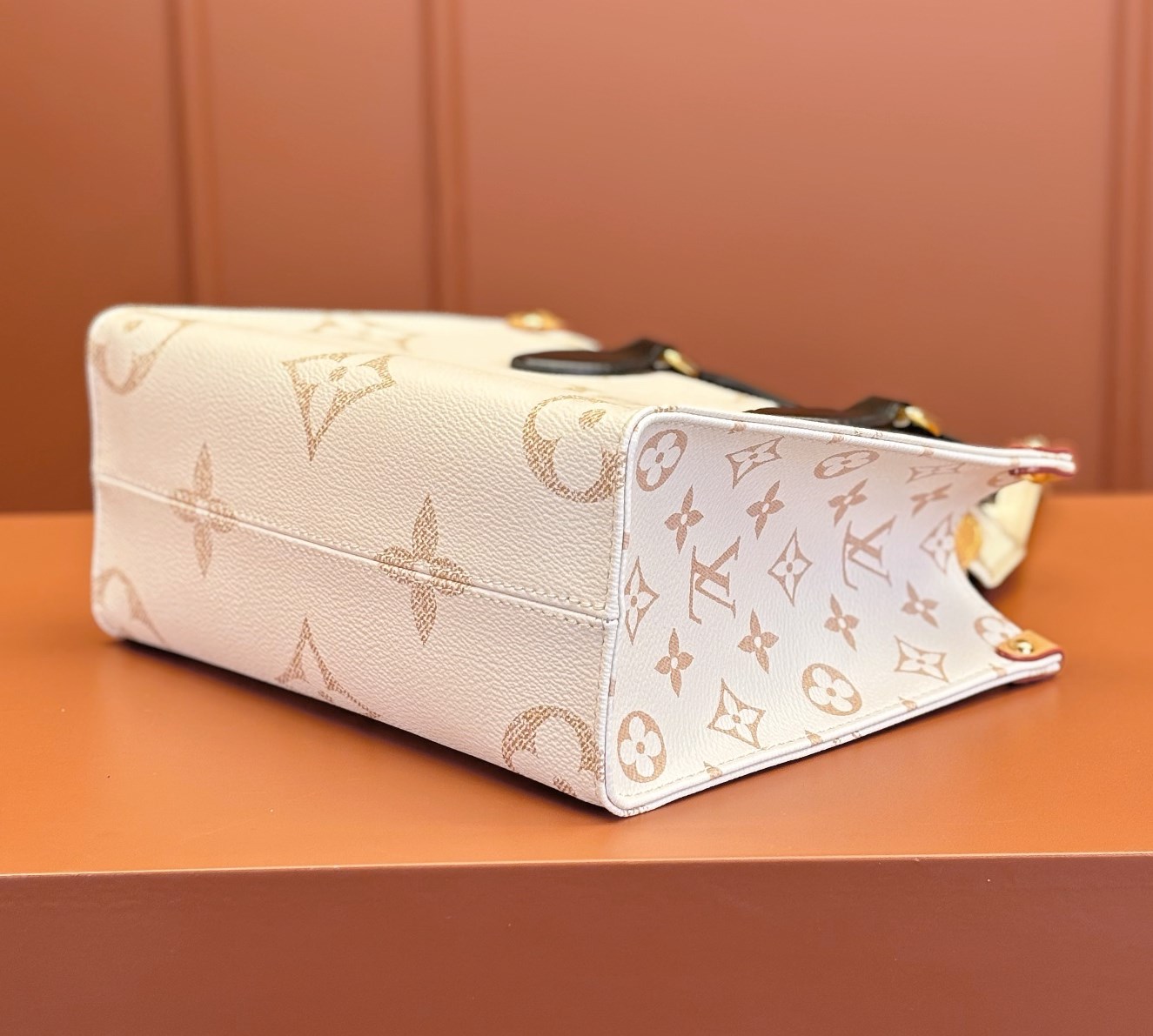 [Pre-order]กระเป๋า Tote bag Louis Vuitton OnTheGo PM M24533 Cream งานคุณภาพที่ดีที่สุด