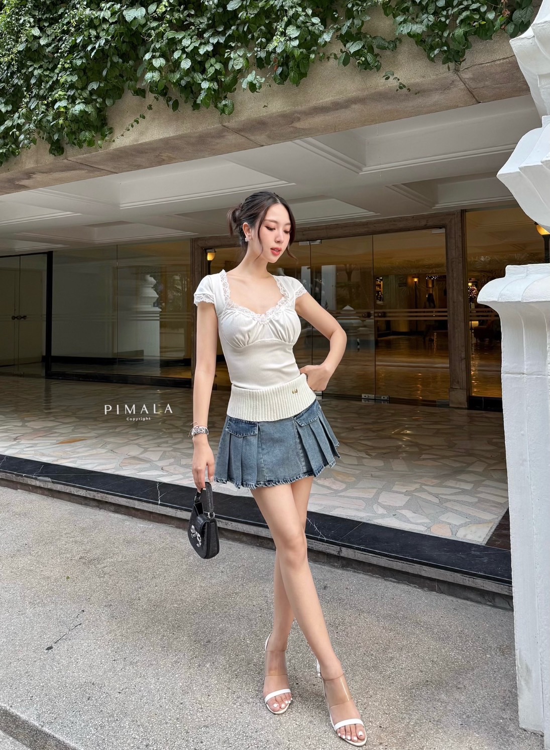 เซ็ตเสื้อสีขาวแต่งขอบลูกไม้มาคู่กับกระโปรงยีนส์