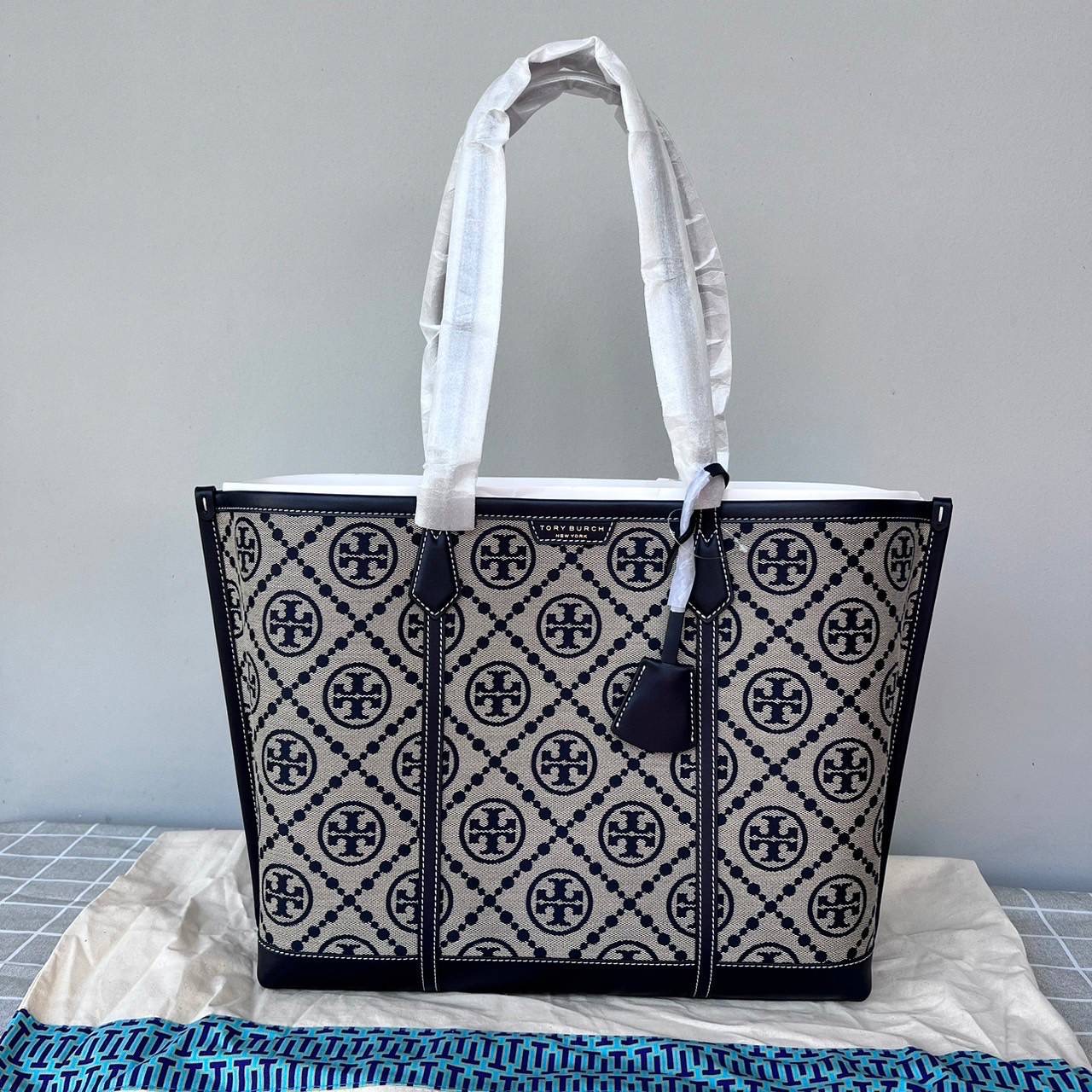NEW TORY BURCH PERRY T MONOGRAM TOTE ขนาด Height: 11.5" (29.0 cm); length 14.3" (36 cm); depth 5.3" (13.4 cm)
