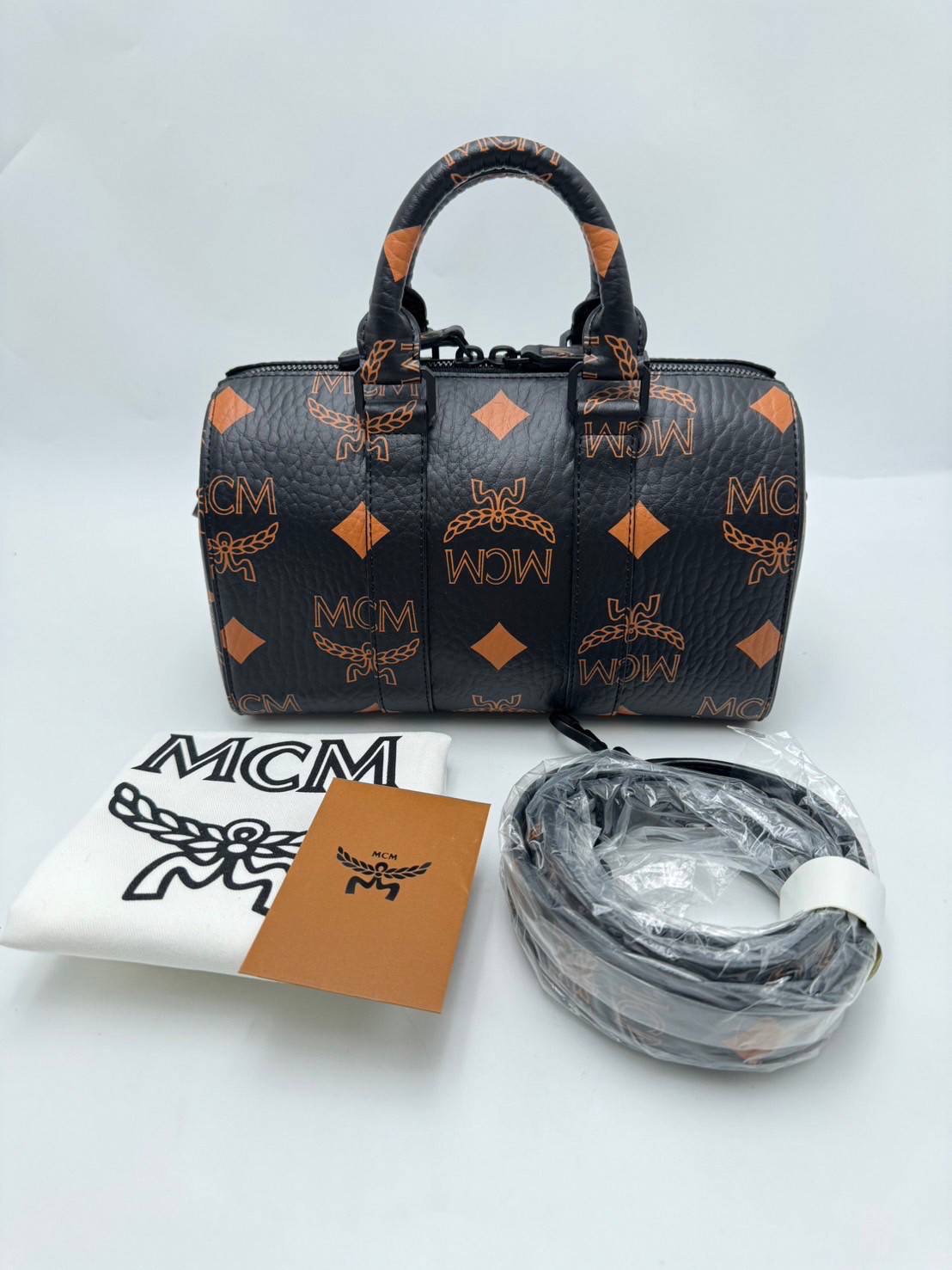 New MCM Aren Boston Bag in Maxi Visetos ขนาด12.0 x 25.0 x 15.5 cm อุปกรณ์การ์ด/ถุงผ้า