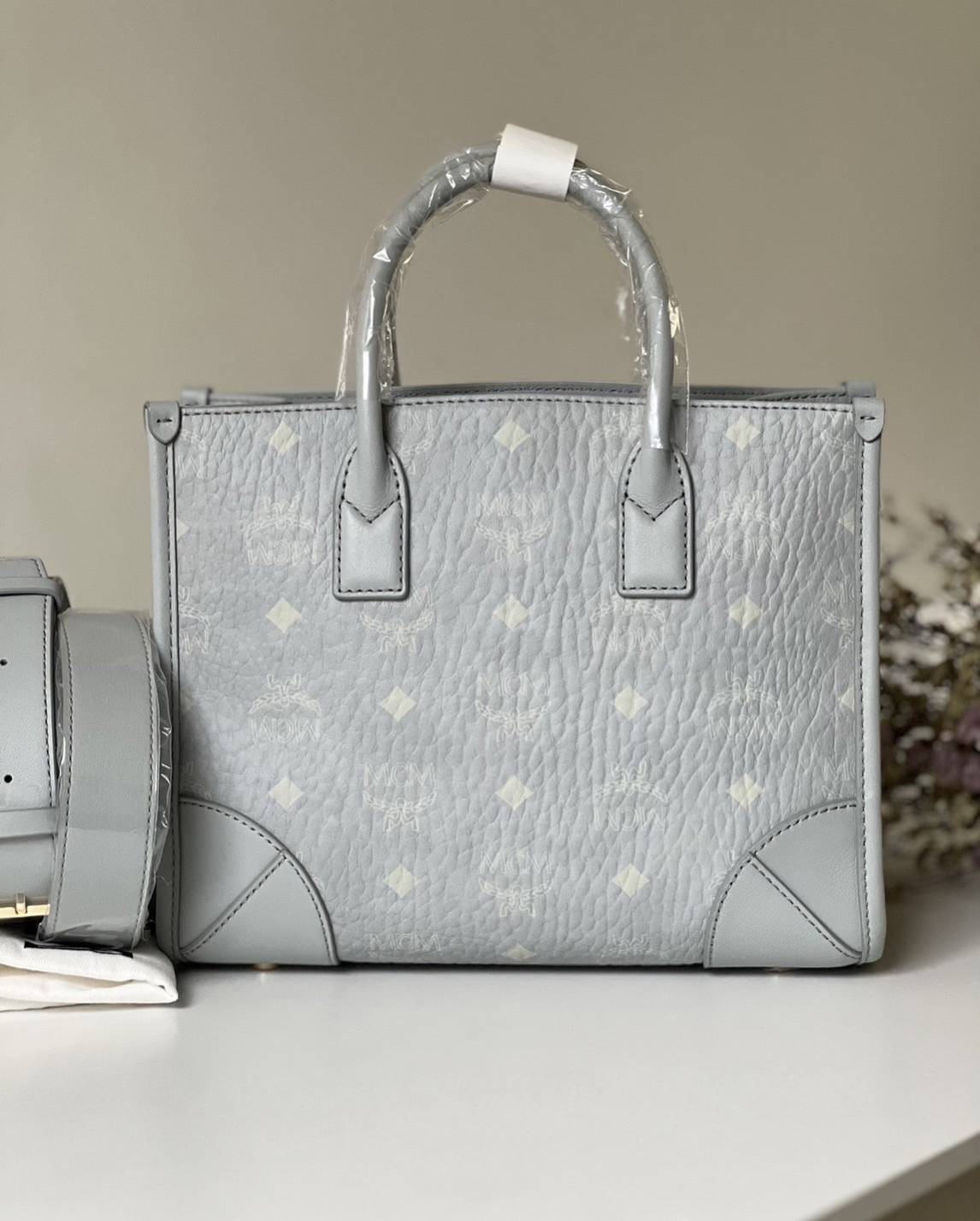 Mcm München small Tote in Visetos Sz. 9” (L) x 7” (H) x 3” (D) อุปกรณ์.ถุงผ้า/การ์ด Shop Korea