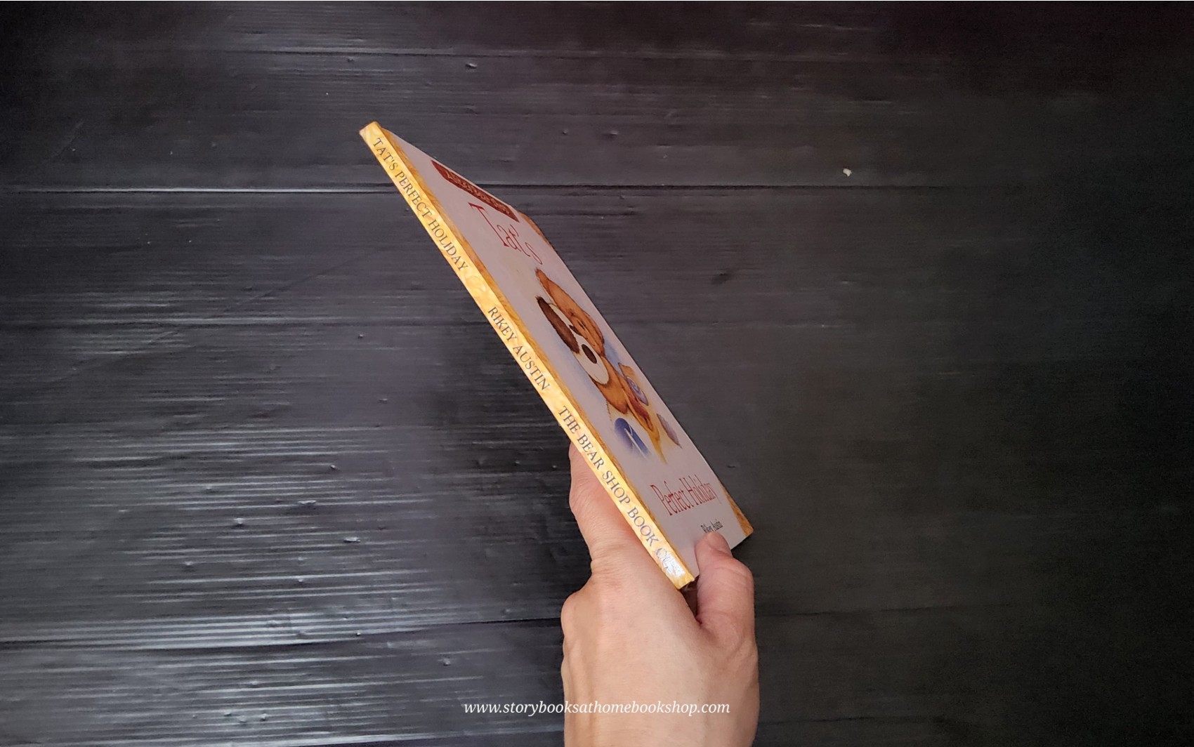 หนังสือนิทานปกแข็ง** ♥️ALICE'S BEAR SHOP: TAT'S PERFECT HOLIDAY BY RIKEY AUSTIN