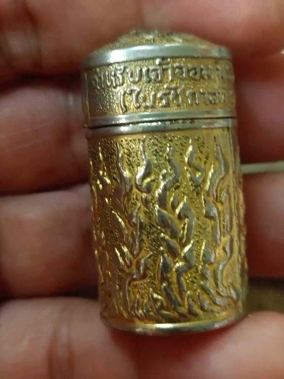 พระทันตธาตุครูบาแสง วัดร่องช้าง จ.ลำพูน ได้มาจากลุงประสิทธิ์ อดีตนายอำเภอ เวียงหนองล่อง อายุ 74 ปี เล่าว่าได้มา เมื่อสมัยที่ท่านเป็นปลัดอำเภอ อ.ป่าซาง เมื่อปี 2532 ได้จากผู้ช่วยผู้ใหญ่บ้านใน อ.ป่าซาง ซื่อว่าวิโรจน์ซึ่งมีศักดิ์เป็นหลานครูบาแสง