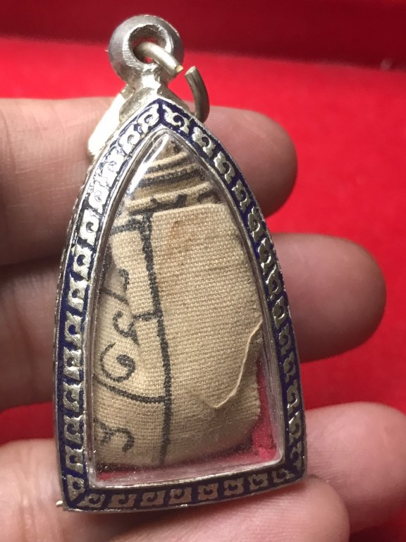 พระทันตธาตุ และผ้ายันต์ ครูบาตั๋น วัดป่าลาน ต.ทุ่งต้อม อ.สัยป่าตอง จ.เชียงใหม่ ชุดนี้ได้มาจากพ่ออุ๋นหนานลอง อายุ 82 ปี อยู่บ้านทองทิพย์ อ.สันป่าตอง จ.เชียงใหม่ พ่ออ๋อยหนานลอง เก็บสะสมวัตถุมงคลครูบาตั๋น และเคยเป็นศิษย์ฆาราวาสของครูบาตั๋น