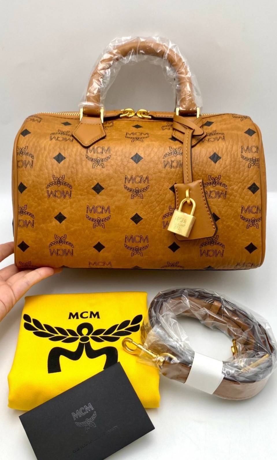 รุ่นใหม่ New Mcm boston ช็อปเกาหลี อุปกรณ์ : ถุงผ้า การ์ดshop เกาหลี