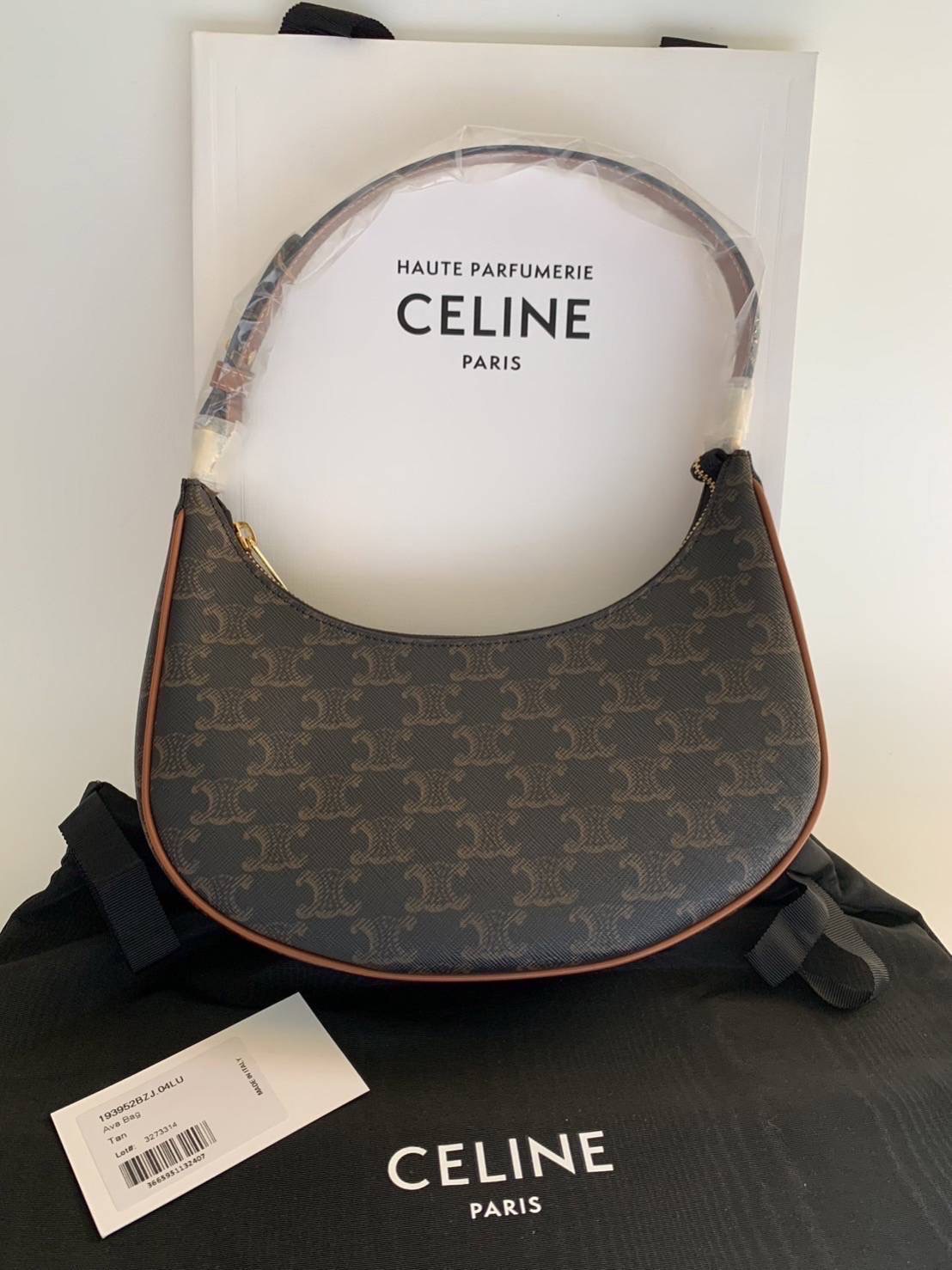 New Celine Ava Bag ขนาด 9 x 5 x 2 นิ้ว อุปกรณ์. การ์ด ถุงผ้า ถุงกระดาษ