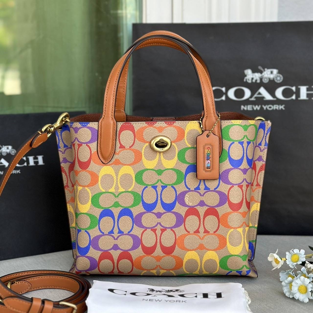 New Coach Willow Tote 24 In Rainbow Signature Canvas ขนาด 9 1/2" (L) x 7 3/4" (H) x 4 1/4" (W)