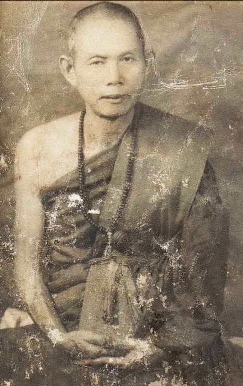 พระทันตธาตุ และประคำครูบาวัดสันโค้ง อ.แม่จัน จ.เชียงราย ได้มาจากคุณครูดนัย อดีตเป็นครูสอนโรงเรียนแม่จันวิทยาคม ปัจจุบันอายุ 79 ปี เปิดร้านอาหารอยู่น อ.แม่จัน ครูดนัยท่านเป็นลูกศิษย์ครูบาวัดสันโค้ง ท่านเล่าว่าได้พระทันตธาตุมาในปี 2519 พร้อมกับประคำ