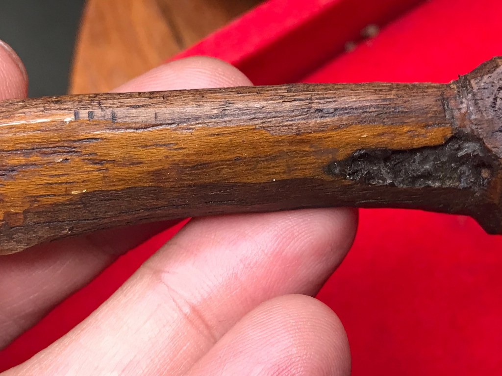 มีดหมอ มีรอยจาร และมีดทำน้ำมนต์ ครูบาชัยยะวงศา ได้มาจากลูกศิษย์ครูบาวงศ์ ปัจจุบัน อายุ 58 ปี ท่านเป็นหมอยารักษาชาวบ้านแถวนั้น ชื่อหนานวิระชัย หรือชาวบ้านเรียกว่าหมอวิระชัย เคยบวชเรียนที่วัดห้วยต้ม ตั้งแต่เป็นเณร เมื่อปี 2525 ถึงปี 2545