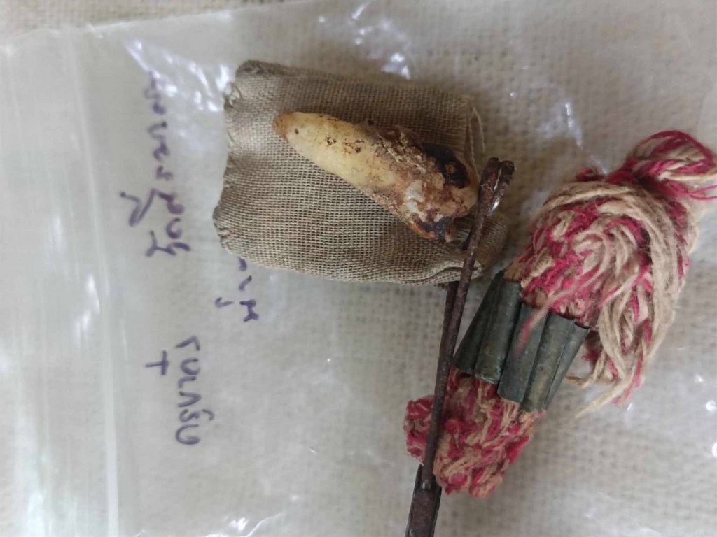 พระทันตธาตุครูบาก๋ง วัดศรีมงคล อ.ท่าวังผา จ.น่าน ได้มาจากคุณวินัย อายุ 84 ปี (บันทึก พ.ศ.2566) อดีตนายอำเภอหลายพื้นที่ ท่านได้พระทันตธาตุนี้มาประมาณปี 2535 จากฆาราวาส ที่เคยรับใช้ครูบาก๋ง ชื่อบุญ (ลุงบุญ) อายุประมาณ 80 กว่าปี บ้านอยู่ใกล้วัดครูบาก๋ง