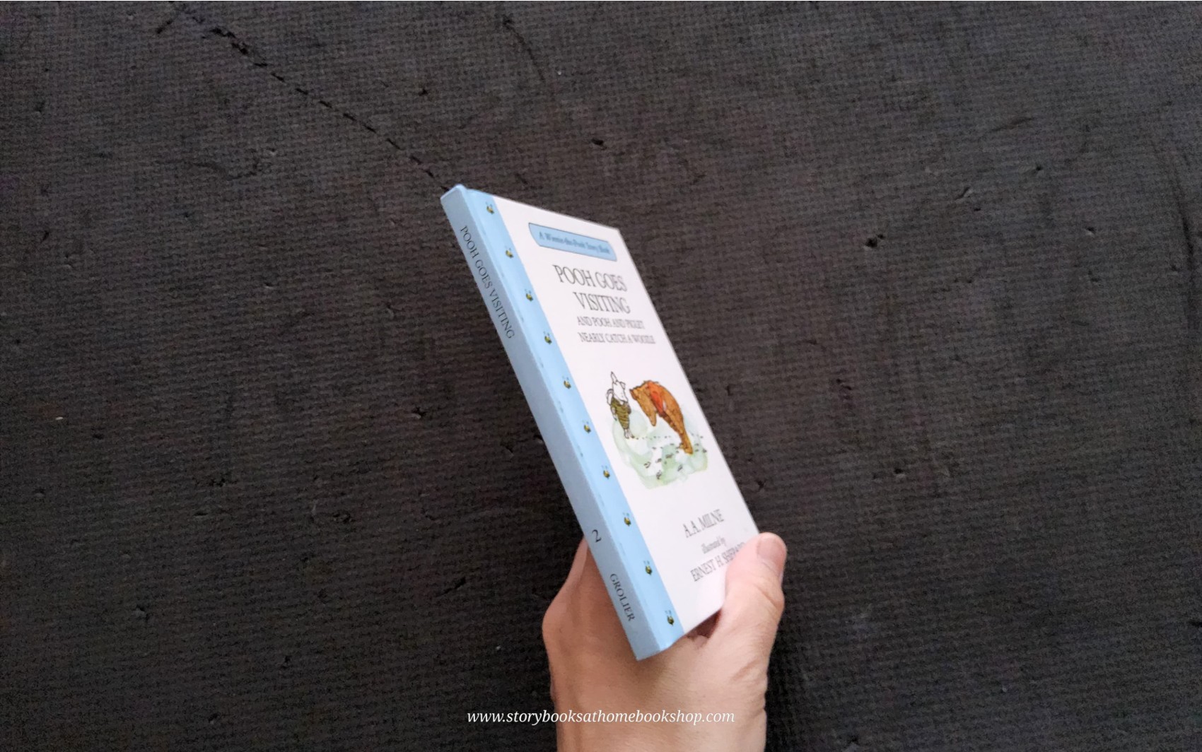 หนังสือนิทานปกแข็ง** 🍅🍅WINNIE THE POOH STORY BOOK POOH GOES VISITING AND POOH AND PIGLET NEARLY CATCH A WOOZLE BY A.A. MILNE