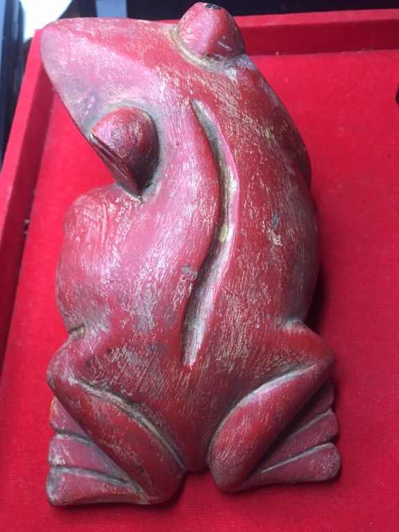 กบแดง ไม้แกะ มีรอยจาร ครูบาชัยยยะวงศา วัดพระพุทธบาทห้วยต้ม จ,ลำพูน ได้มาจากหนานป๋อง อายุ 64 ปี เคยบวชรับใช้ครูบาวงศ์ สึกเมื่อปี 2553 สึกออกมาเป็นฆาราวาส อาศัยอยู่ที่บ้านป่าไผ่ อ.ลี้ ได้รับของหลายชิ้นมาจากครูบาวงศ์ หลวงปู่เสกให้ในกุฏิ มอบให้หนานป๋อง