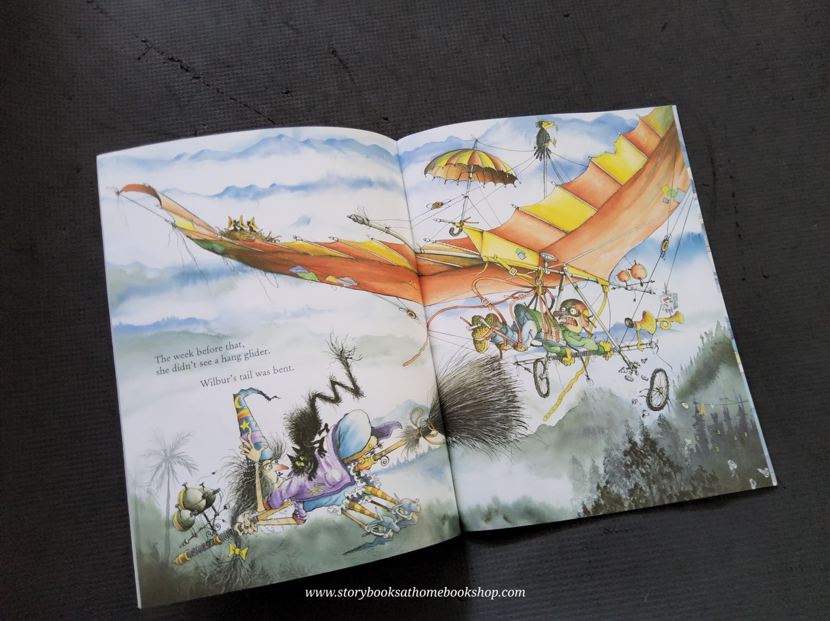 หนังสือนิทานปกอ่อน** 🍅WINNIE Flies Again by Valerie Thomas and Korky Paul