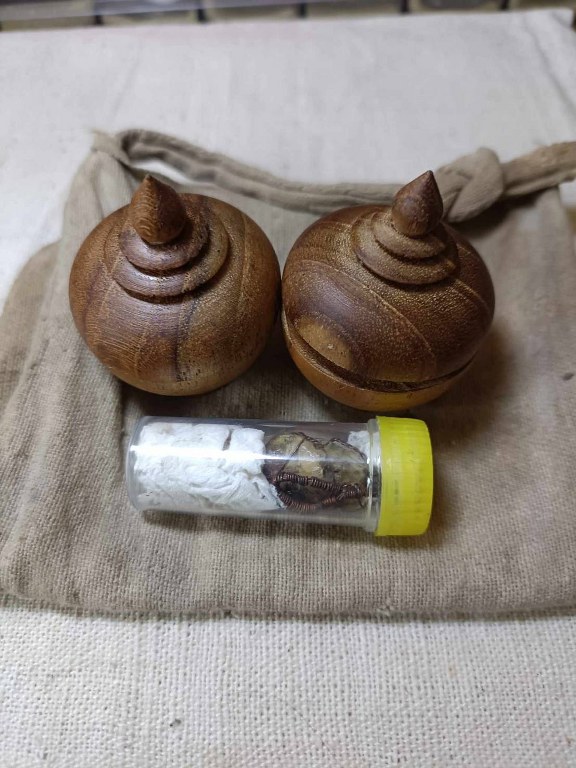 พระทันตธาตุครูบาเหมย วัดศรีดงเย็น อ.ไชยปราการ จ.เชียงใหม่ พระทันตธาตุองค์นี้ได้มาจากลุงวิทูรย์ อายุ 82 ปี อดีตเคยเป็นครูสอนโรงเรียนไชยปราการ คุณครูท่านเป็นลูกศิษย์ครูบาคำเหมย ตั้งแต่ปี 2525 ท่านได้รับจากมือครูบาเหมย เมื่อปี 2529