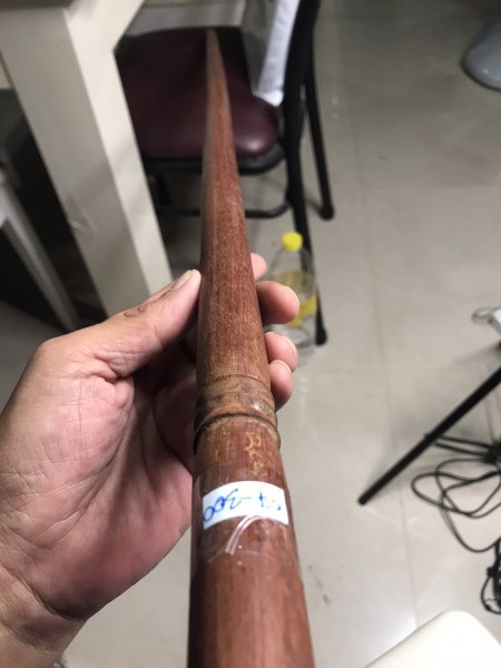 ไม้เท้าหลวงปู่ครูบาชัยยะวงศาเล่มนี้ จากคำบอกเล่าของหนานดิ๊วา และแต่ก่อนเป็นพระบวชที่วัดห้วยต้ม ว่าไม่เท้าเล่มนี้แต่เดิมมี ๒ เล่มที่ได้มาจากหนานบัญชาซึ่งอยู่ใกล้ชิดหลวงปู่ฯ (ตอนนี้ท่านเสียชีวิตแล้ว) ตั้งแต่ปี ๒๕๔๐- ๒๕๔๑ โดยแบ่งกับเพื่อนชื่อน้อยณรงค์คนละเล่