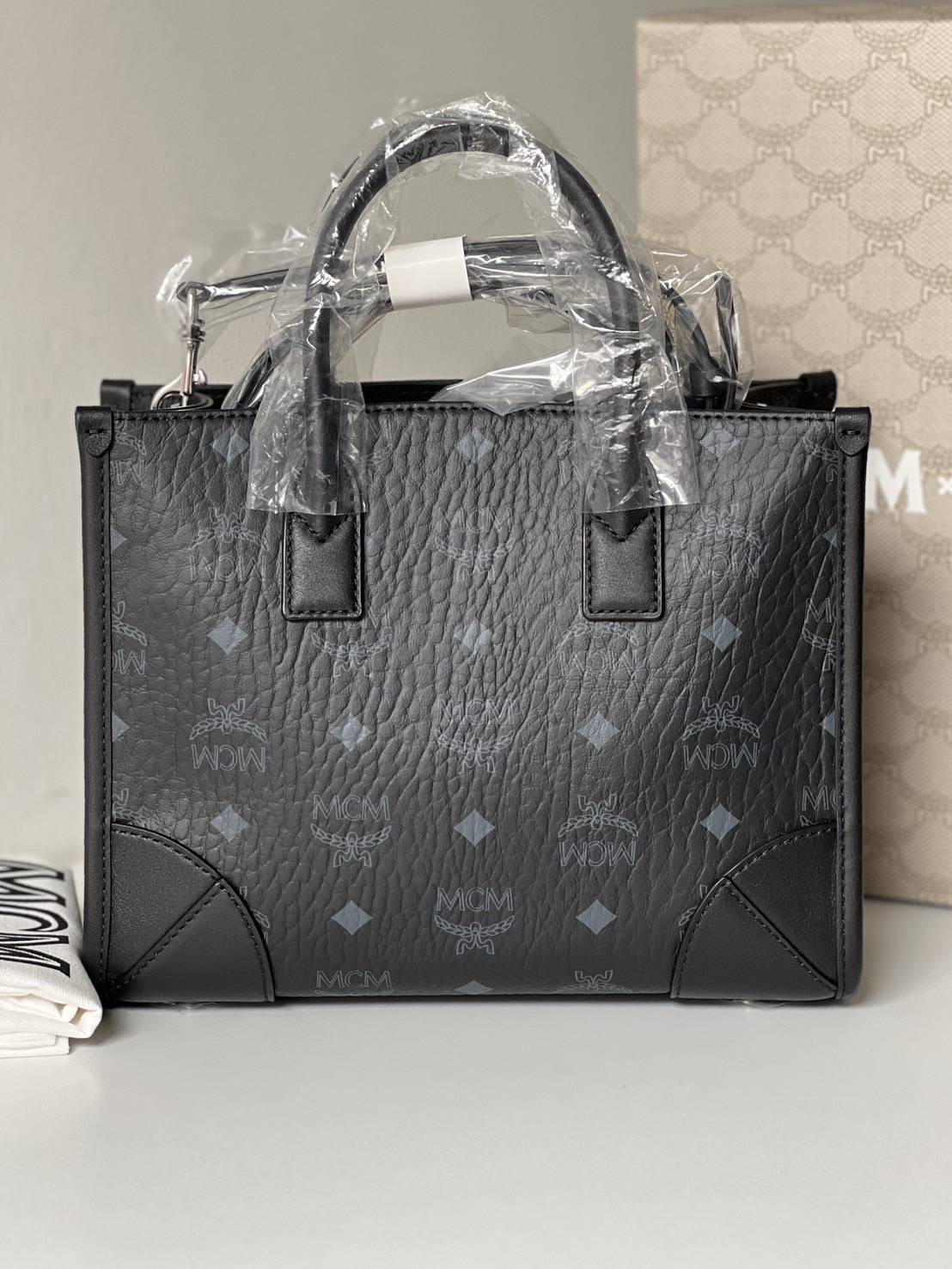 New Mcm München small Tote in Visetos Sz. 9” (L) x 7” (H) x 3” (D)