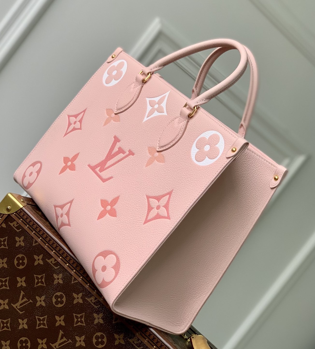 [Pre-order]กระเป๋า Tote bag Louis Vuitton OnTheGo Embossed Degrade Rose - M46542 งานคุณภาพที่ดีที่สุด