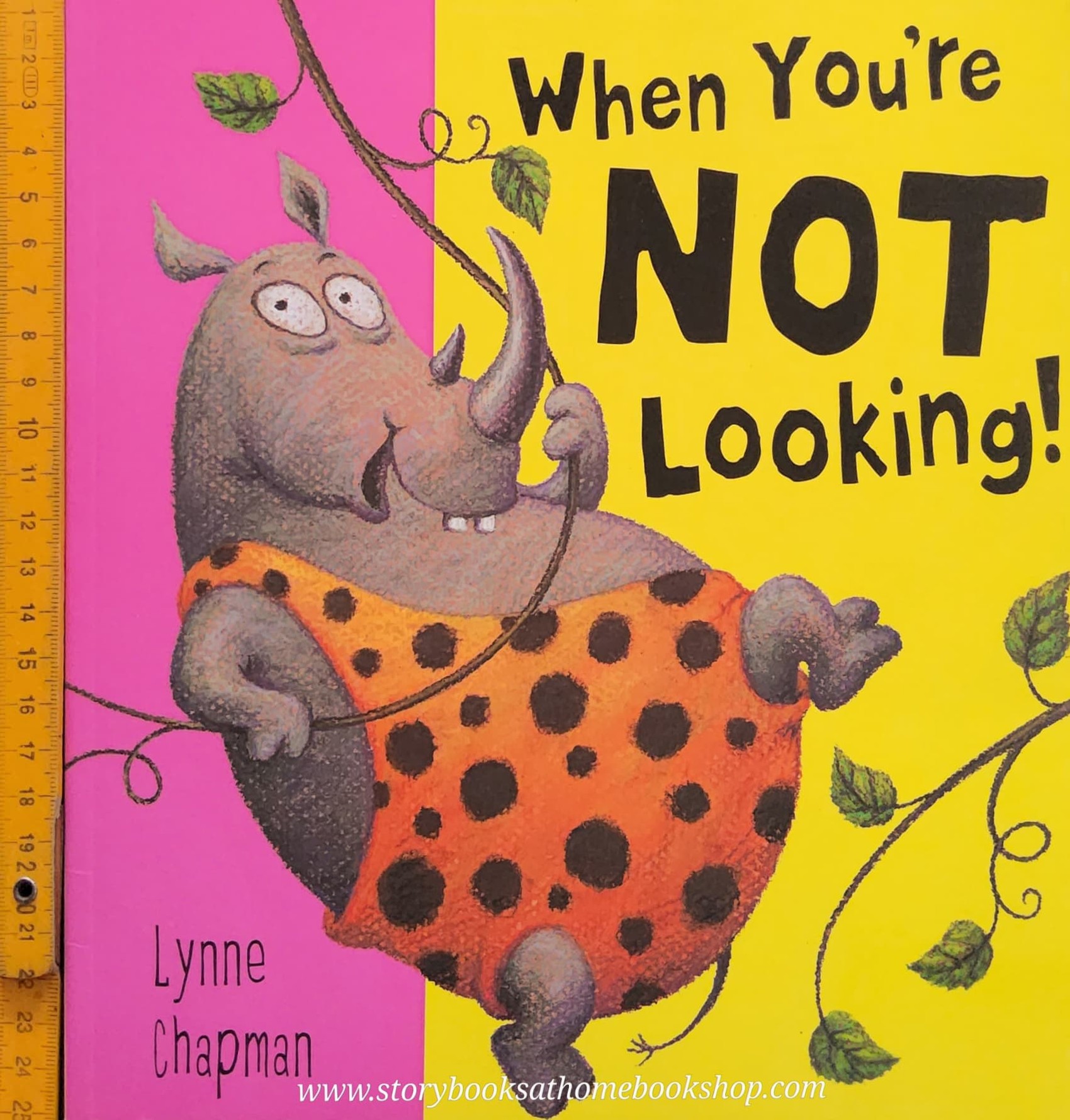 หนังสือนิทานปกอ่อน** ♥️WHEN YOU'RE NOT LOOKING! BY LYNNE CHAPMAN