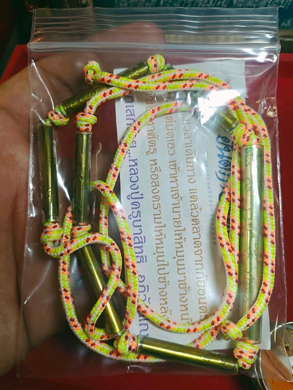 พระทันตธาตุ ครูบาสิทธิ วัดปางต้นเดื่อ อ.แม่อาย จ.เชียงใหม่ เจ้าของเดิมชื่อคุณบอม เคยเป็นเภสัชโรงพยาบาลสันทราย จ.เชียงใหม่ ปัจจุบันอายุ 47 ปี (บันทึก พ.ศ.2566) เคยเป็นศิษย์และนับถือครูบาสิทธิตั้งแต่ปี 2549 - 2555 จนครูบาสิทธิท่านมรณภาพ