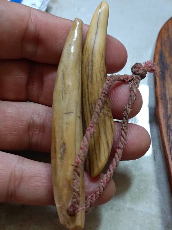 หินเสก (ปฐวีธาตุ) จารมือครูบาวงศ์ มีดหมอพญาไม้ มีดหมอกระดูกช้าง มีดแหก 2 เล่ม และแผ่นเงินจาร ครูบาชัยยะวงศาท่านใช้ ชุดนี้ได้ได้มาจากพ่ออุ๋ยหนานจรูญ กะเหรี่ยงอายุ 8x กว่าปี พ่ออุ๋ยหนานจรูญเดิมอยู่ห้วยต้ม ปัจจุบันย้ายไปอยู่ที่บ้านแม่เทย อ.ลี้ จ.ลำพูน