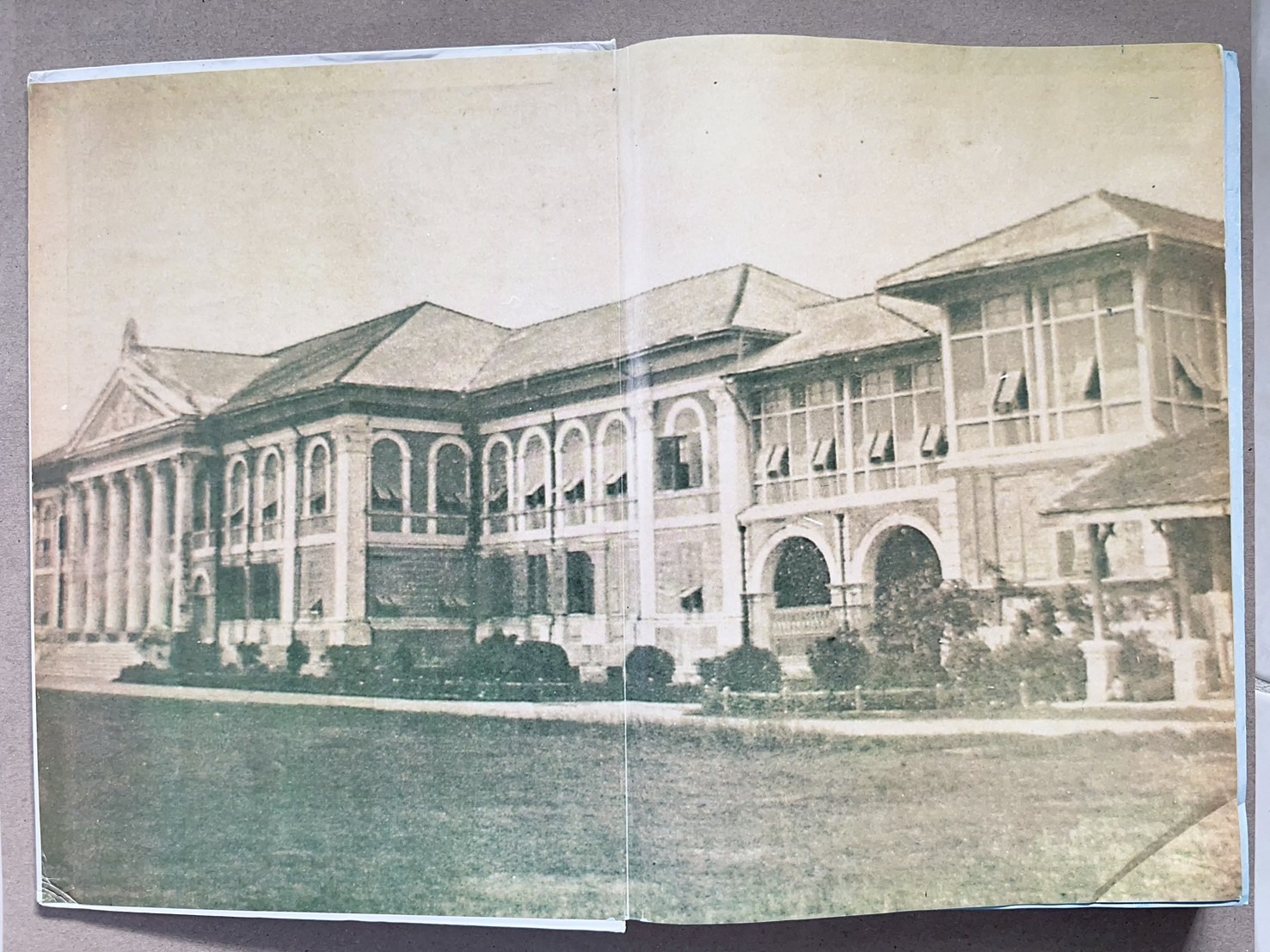 ๑๐๐ ปีกระทรวงยุติธรรม หนังสือที่ระลึกเนื่องในโอกาสครบ ๑๐๐ ปี กระทรวงยุติธรรม (เกร็ดประวัติศาสตร์ต่าง ๆ เกี่ยวกับศาลยุติธรรม).