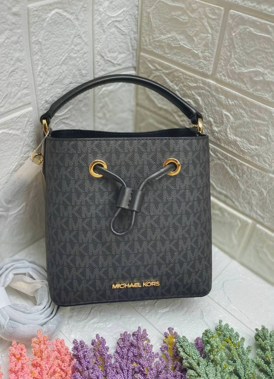 New Michael Kors bucket ขนาด 7"x 7"x 2.5"