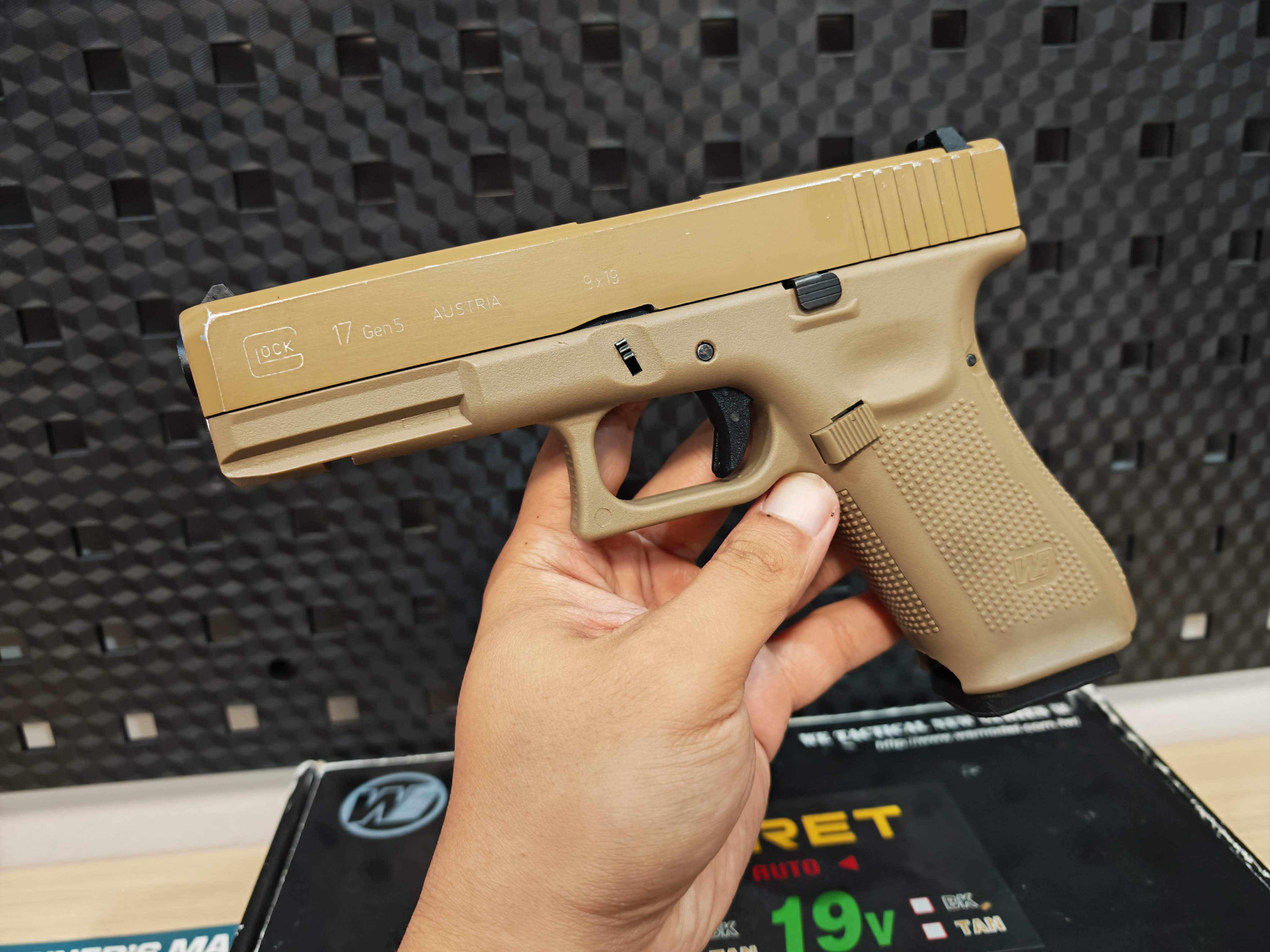 WE Glock 17 Gen 5 Secret Ver. Full-Auto สีทราย ไต้หวัน BB Gun บีบีกัน แบบแก๊ส ปืนอัดลม มือสอง Airsoft Gun