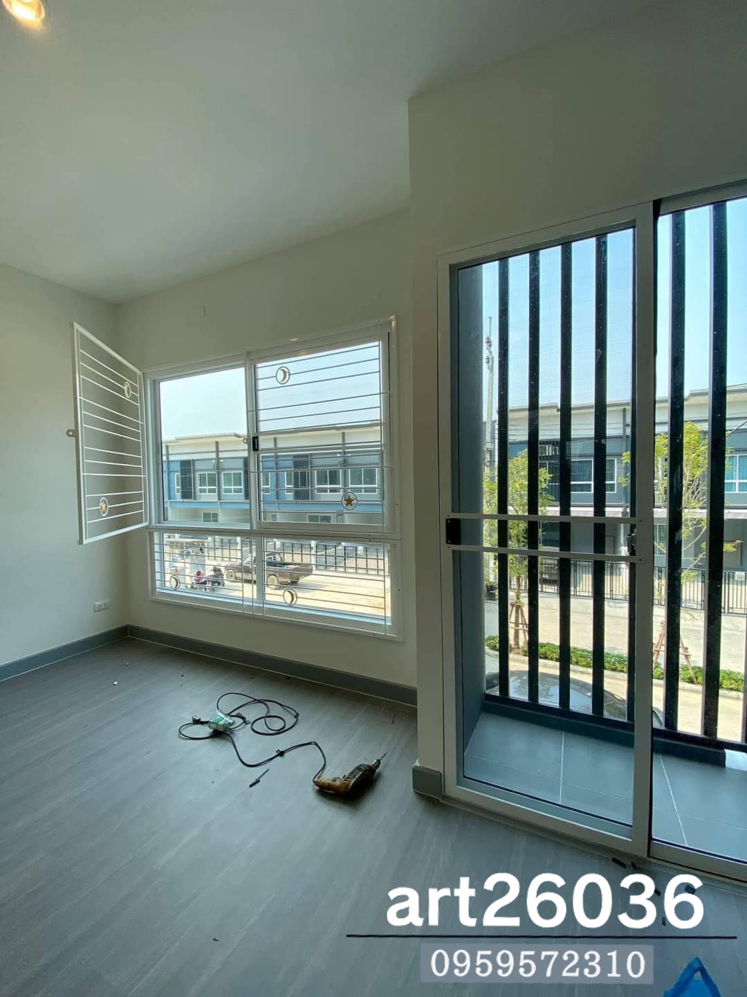 บานประตูสีขาว กระจกเลื่อน หน้าต่างประตู มินิมอล