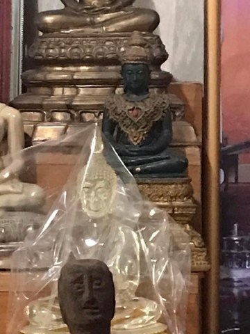 พระแก้มรกตขนาดบูชา ๕ นิ้วองค์นี้ มีรอยจารที่ใต้ฐานพระ สภาพไม่สมบูรณ์นัก ปลายเกศาของท่านหักนิดหน่อย หลวงปู่ฯ ท่านได้มาตอนที่ท่านไปปลุกเสกวัตถุมงคลที่วัดพระธาตุปางหลวง ภายหลังพิธี ท่านได้รับถวายพระบูชาองค์นี้ แล้วท่านนำไปไว้ที่กุฏิของท่าน 4-5 พรรษา