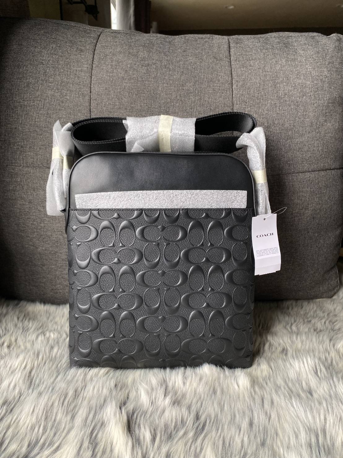 New Coach ขนาด Length: 8.75"Height: 10.25"Width: 2.0" (ป้ายราคา+แคร์การ์ด)