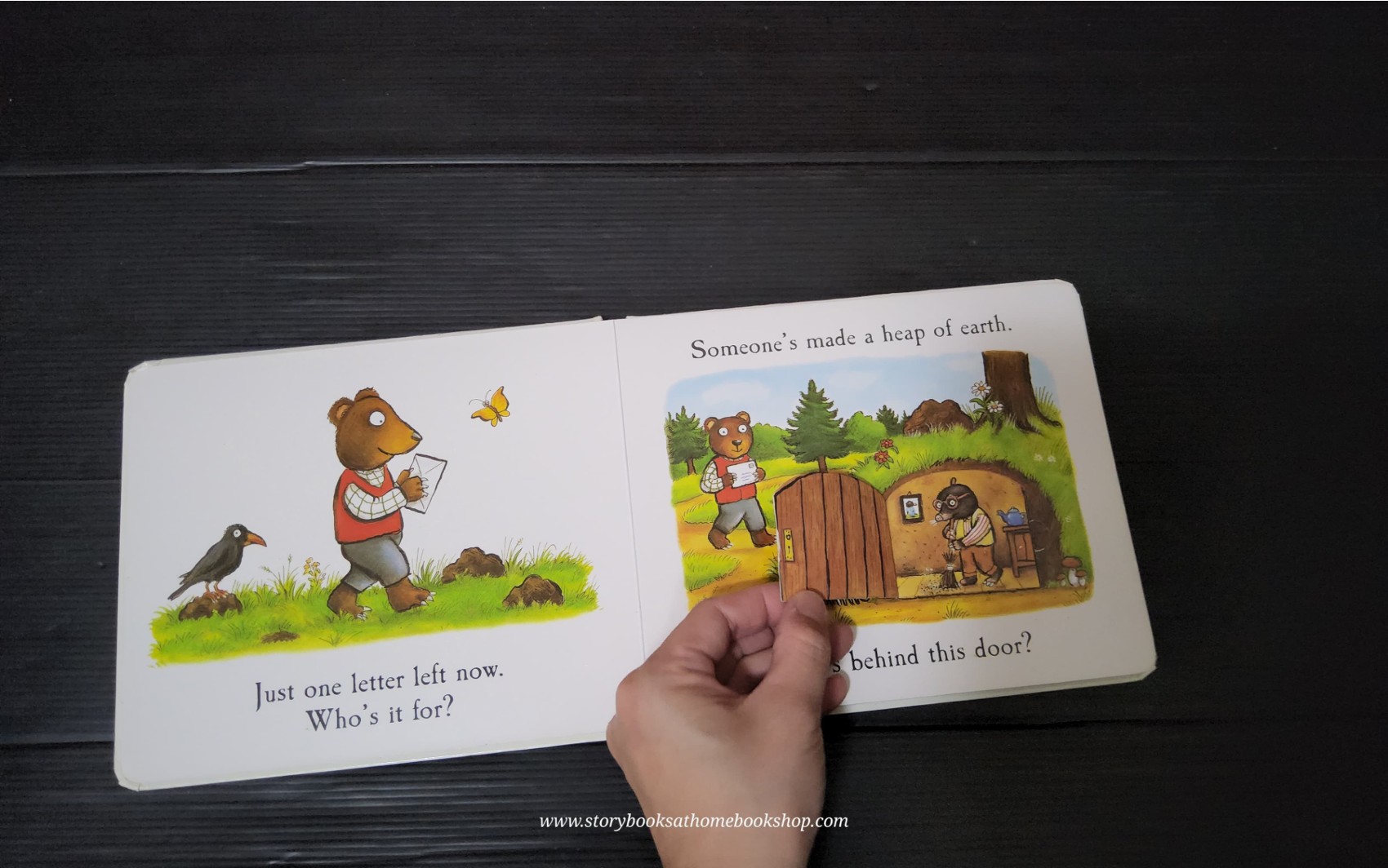 FLAP BOARD BOOK** ð
ð
POSTMAN BEAR A LITF-THE-FLAP BOOK BY JULIA DOLDSON.AXEL SCEFFLER