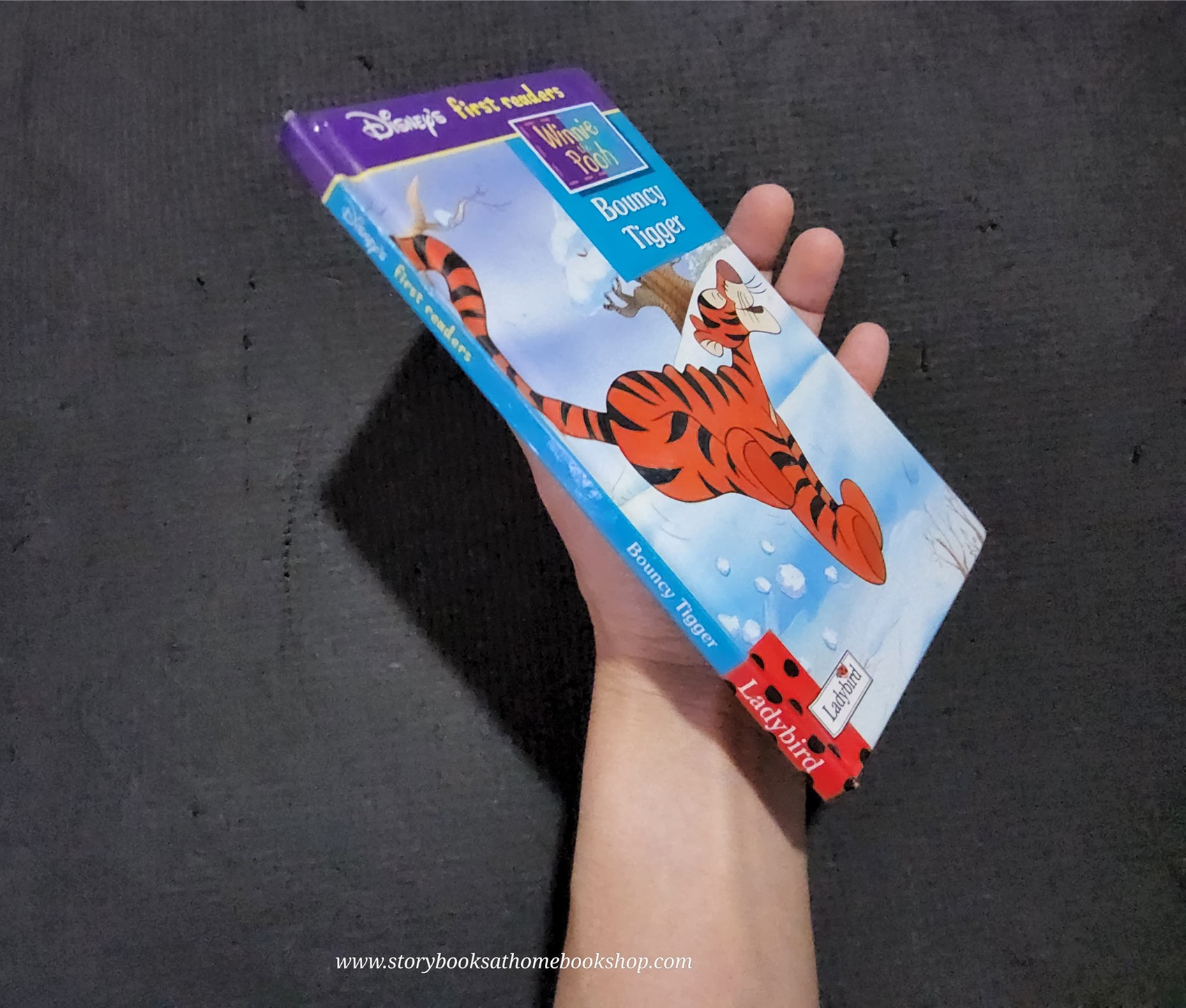 หนังสือนิทานปกแข็ง ** ♥️DISNEY'S WINNIE THE POOH BOUNCY TIGGER♥️