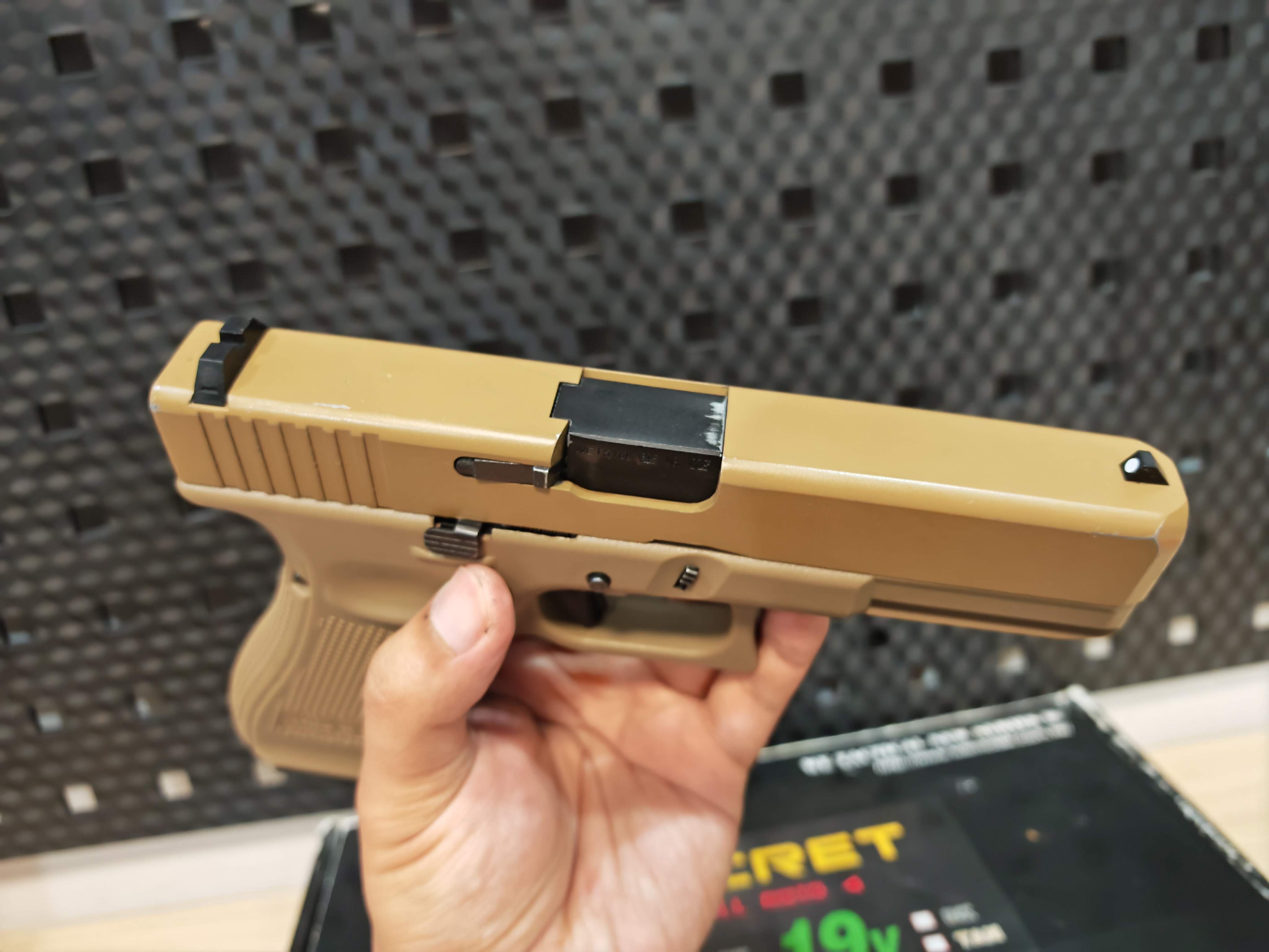 WE Glock 17 Gen 5 Secret Ver. Full-Auto สีทราย ไต้หวัน BB Gun บีบีกัน แบบแก๊ส ปืนอัดลม มือสอง Airsoft Gun