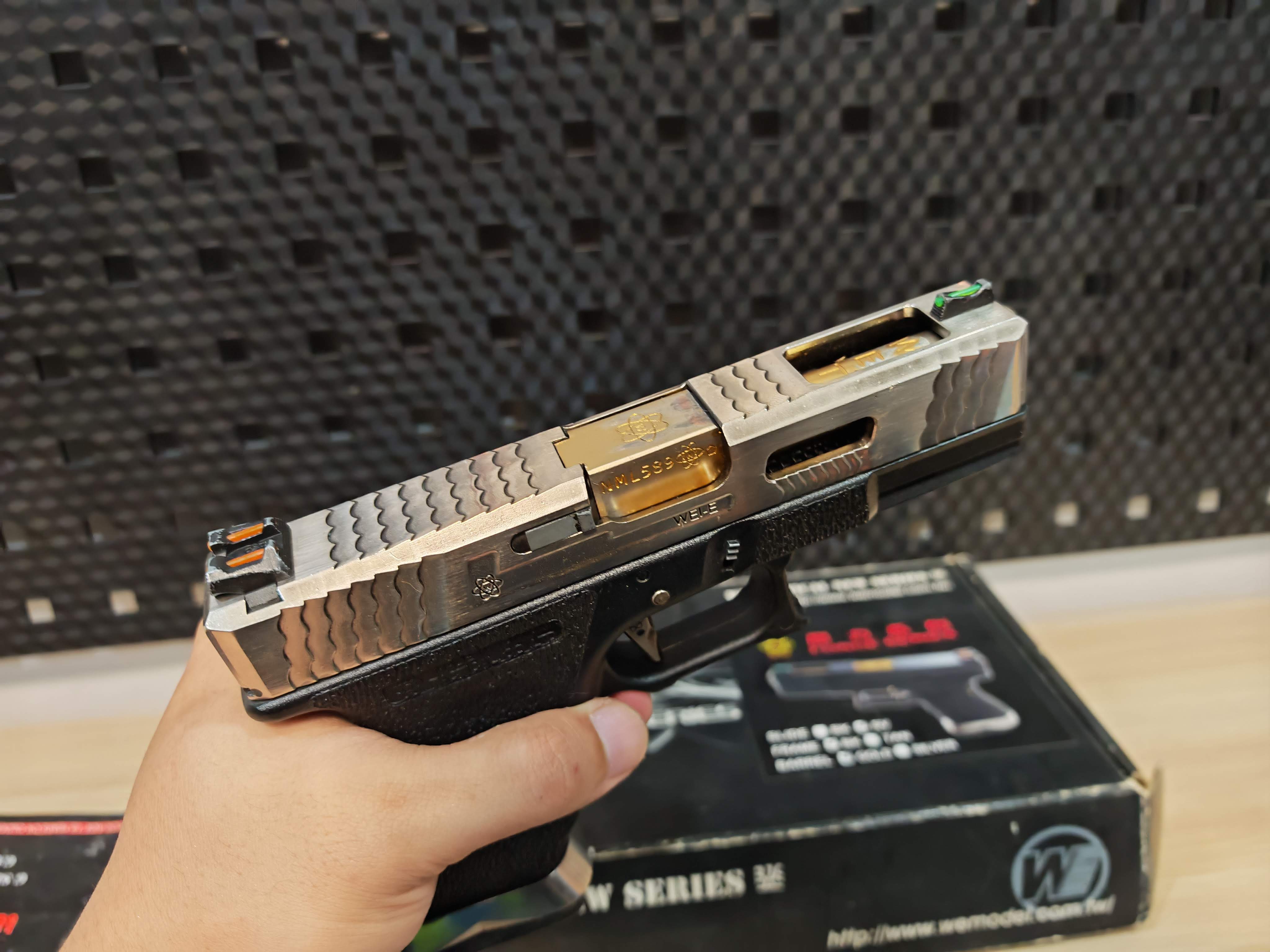 WE Glock19 G-Force Custom เฟรมดำ สไลด์เงิน ลำกล้องทอง GBB BB Gun บีบีกัน แบบแก๊ส ปืนอัดลม มือสอง Airsoft Gun