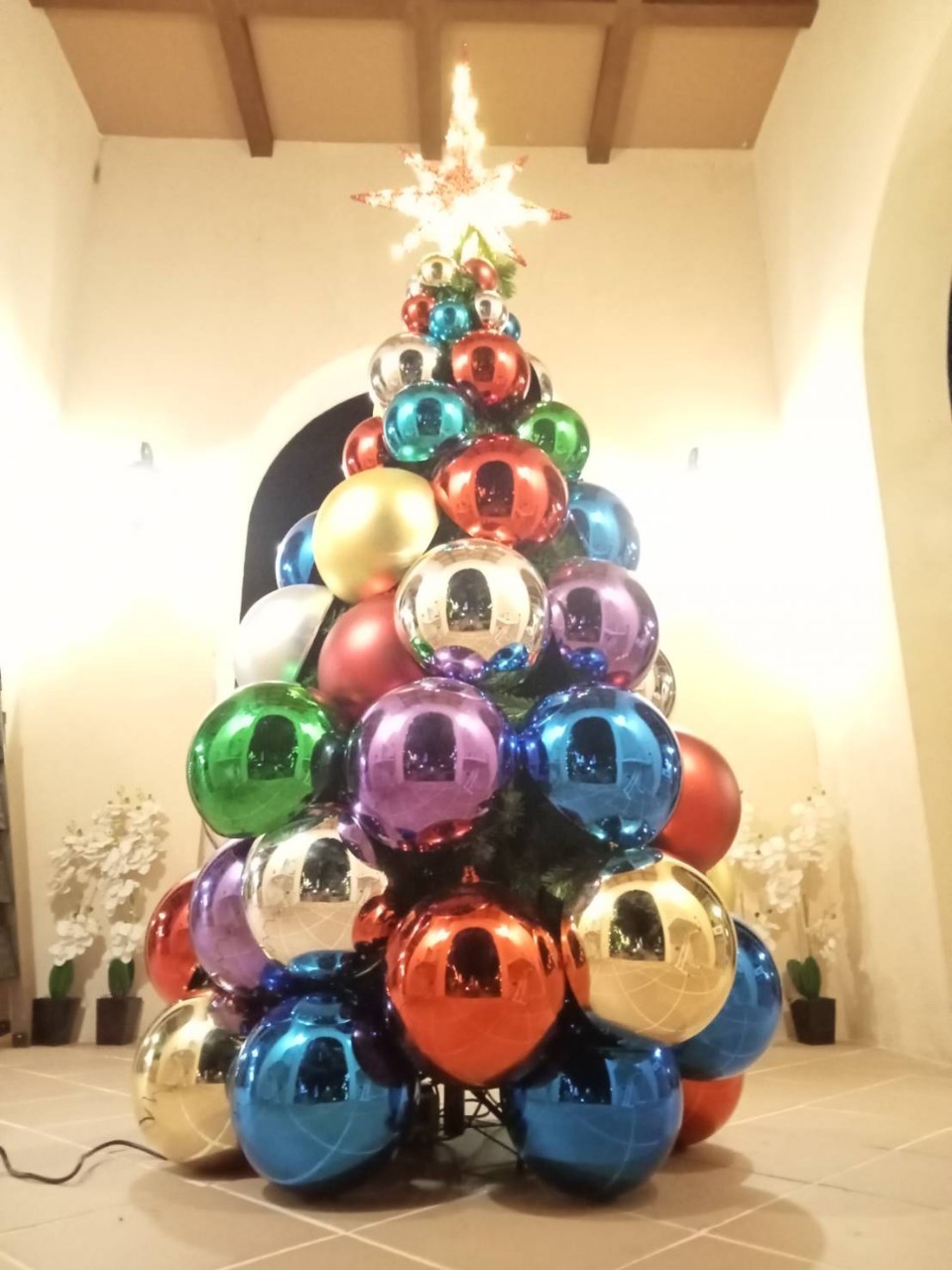 ลูกบอลคริสต์มาสประดับ ด้าน 300มิล. เลือกสีสันได้ราคาต่อโหล