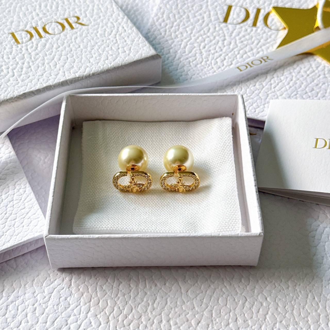 คอลเลคชั่นใหม่ล่าสุด มีผึ้งด้วย เกร๋มาก ใส่ได้ 2 แบบ New Dior Tribales earrings
