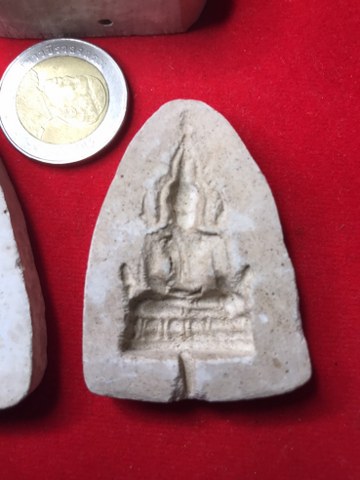 แม่พิพม์พระพุทธชินราช ได้มาจากคุณครูท่านหนึ่ง บอกว่าคุณพ่อได้มาจาก ท่่านที่เป็นคณะกรรมการวัด วัดป่าดอนมูล ใช้สำหรับปั๊มมวลสารชานหมากเกศา หลวงปู่คำแสน คุณาลังกาโร เพื่อแจกศรัทธา