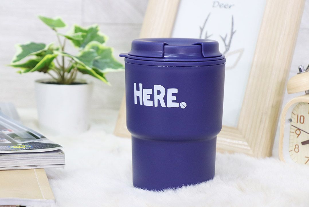 Plastic Cup แก้วน้ำพลาสติก มีฝาปิด ลาย HERE. JP Quality 320ml 8x9x13 cm