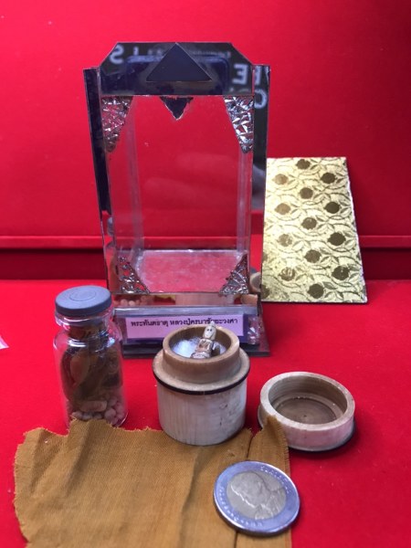 ทันตธาตุหลวงปู่ครูบาชัยยะวงศา พร้อมผ้าจีวรและพระธาตุข้าวบิณฑ์