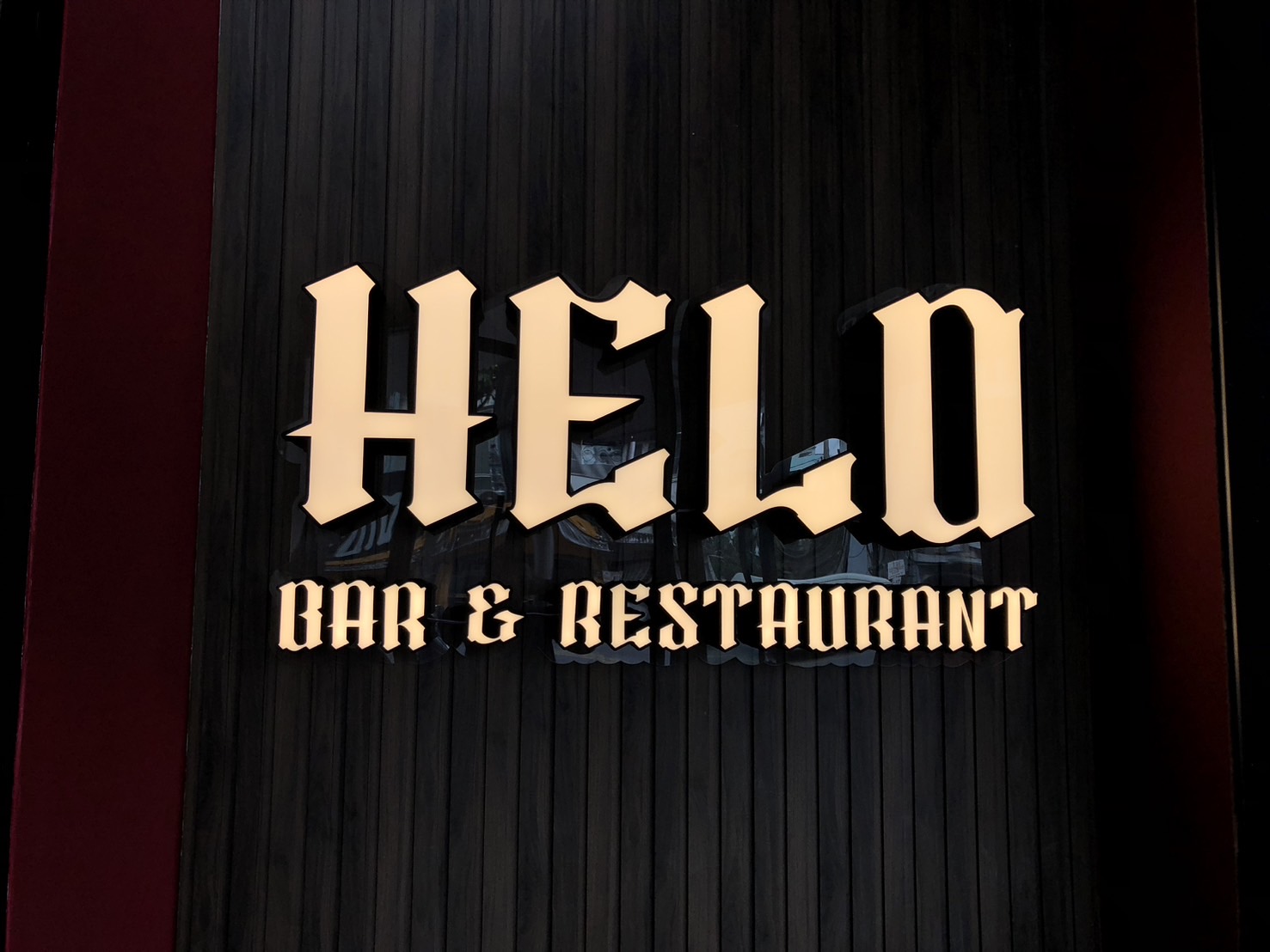 ป้ายอักษรไฟออกหน้า HELO