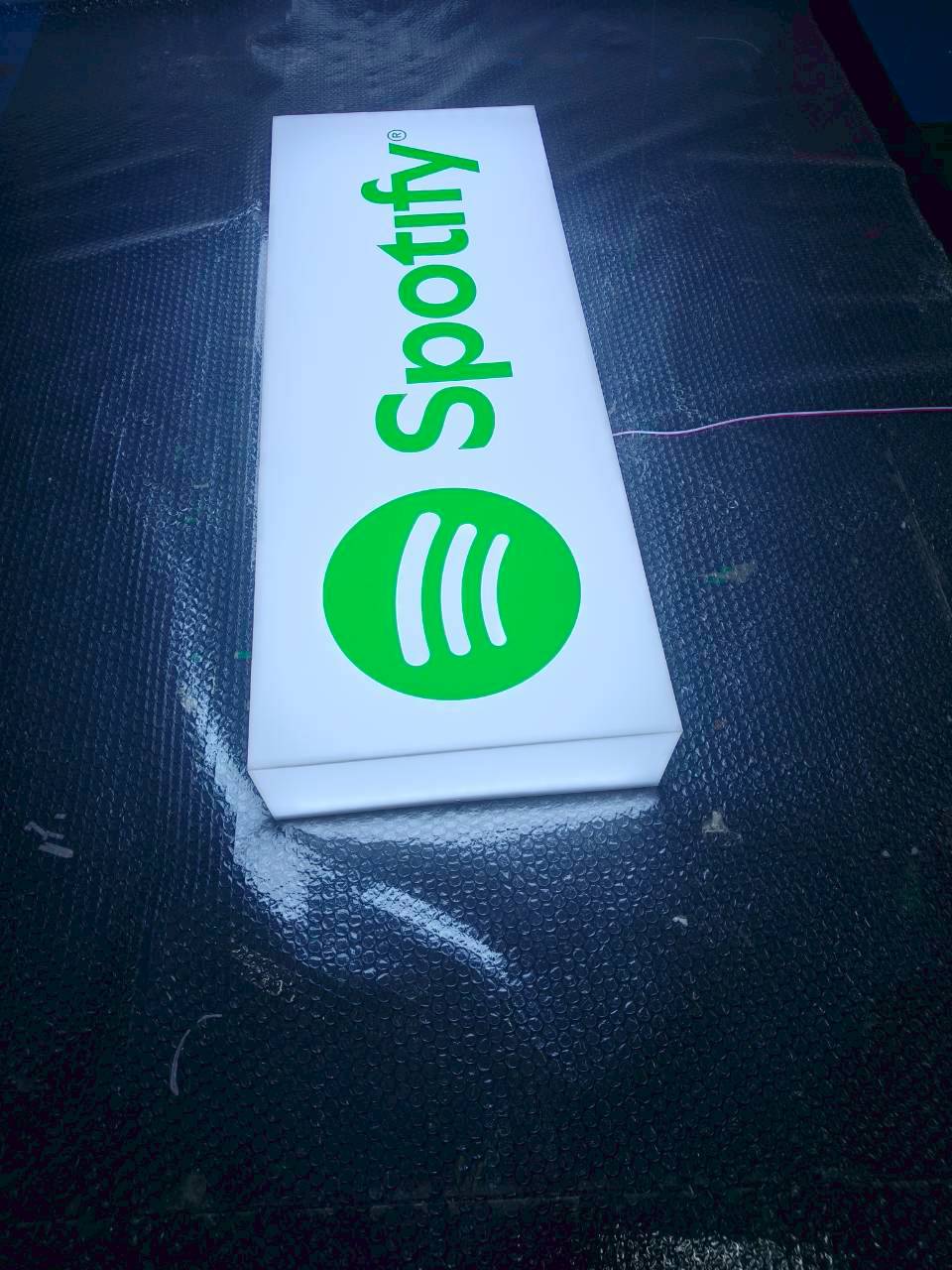 ป้ายกล่องไฟอะคริลิคแสงออกรอบตัว