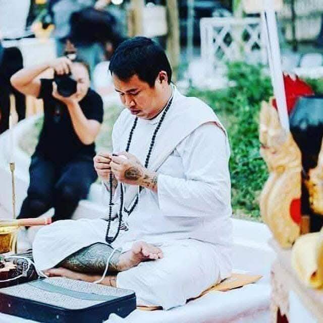 สีผึ้งจันทร์จิรา มหามงคล อาจารย์เหลี้ยม นาโยง สำนักไชยมงคล จ.ตรัง (ฆราวาสสายเขาอ้อ)