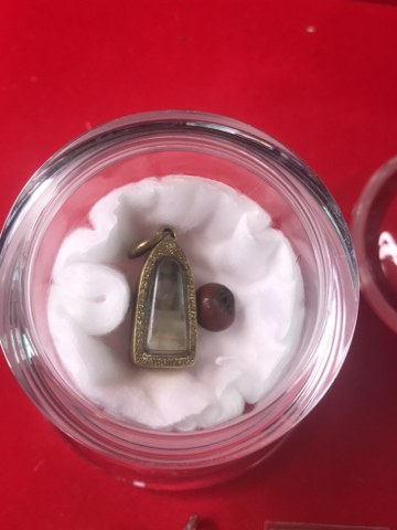 ๑. พระทัตธาตุ ครูบาแก้ว สุทโธ ๒.รูปถ่ายด้านหลังติดจีวร ๓. ล็อกเกตรุ่นแรก ปี ๑๘ ๔. เม็ดประคำจำนวน ๑ เม็ด ๕. รูปถ่ายด้านหลังติดพลอยคำ และ ๖.รูปหล่อรุ่น ๑ ของหลวงปู่แก้ว สุทโธ วัดดอยโมคลาน จ.เชียงใหม่